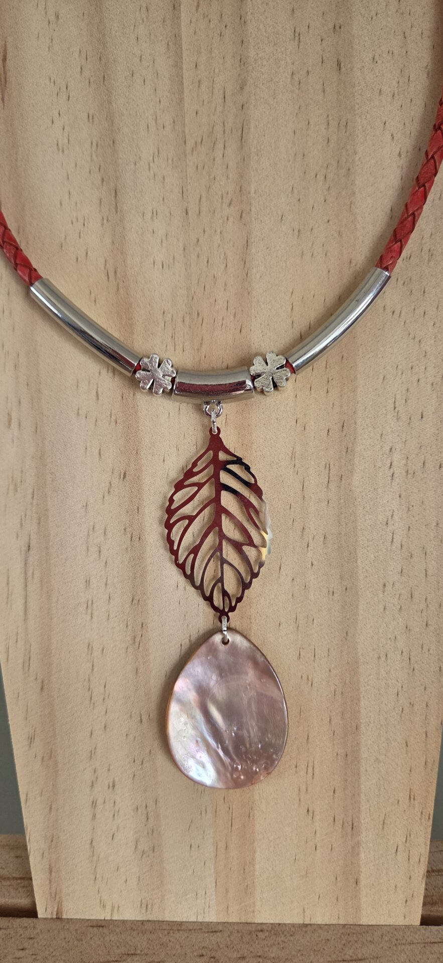 Collier femme en cuir tressé rouge antique, goutte rose en nacre, tubes et passants argentés