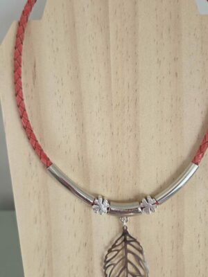 Collier femme en cuir tressé rouge antique, goutte rose en nacre, tubes et passants argentés