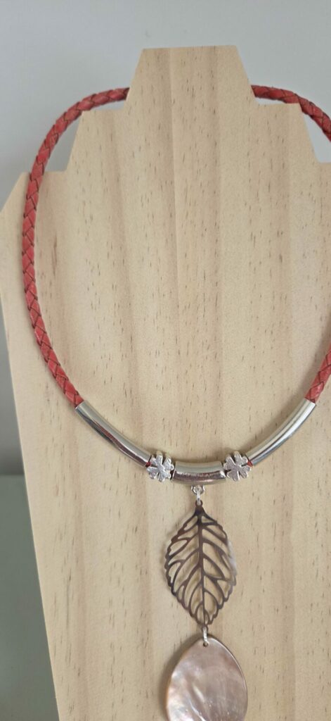 Collier femme en cuir tressé rouge antique, goutte rose en nacre, tubes et passants argentés