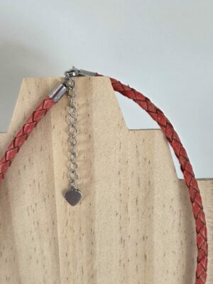 Collier femme en cuir tressé rouge antique, goutte rose en nacre, tubes et passants argentés