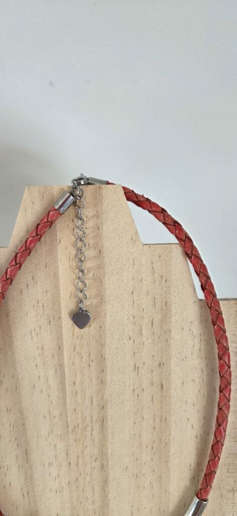 Collier femme en cuir tressé rouge antique, goutte rose en nacre, tubes et passants argentés