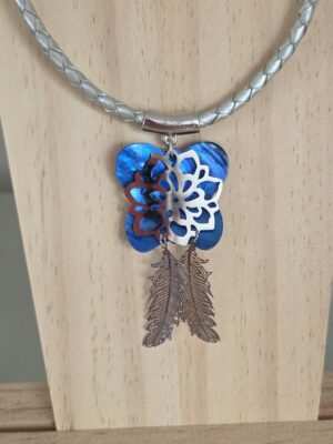 Collier femme en cuir tressé gris, papillon bleu en nacre et plumes argentées