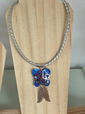 Collier femme en cuir tressé gris, papillon bleu en nacre et plumes argentées