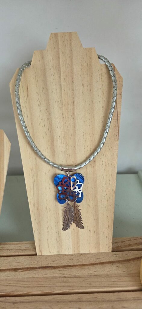 Collier femme en cuir tressé gris, papillon bleu en nacre et plumes argentées