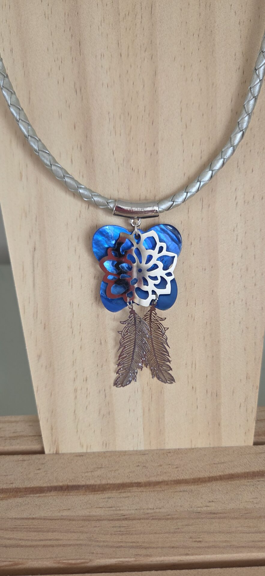 Collier femme en cuir tressé gris, papillon bleu en nacre et plumes argentées