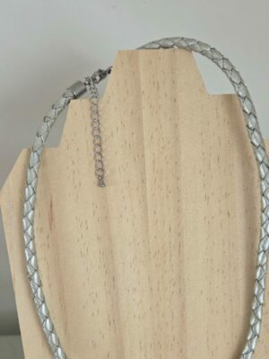 Collier femme en cuir tressé gris, papillon bleu en nacre et plumes argentées