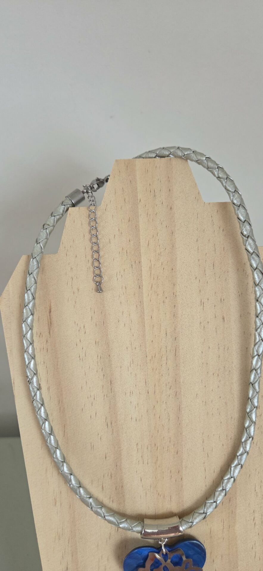 Collier femme en cuir tressé gris, papillon bleu en nacre et plumes argentées