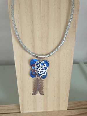 Collier femme en cuir tressé gris, papillon bleu en nacre et plumes argentées