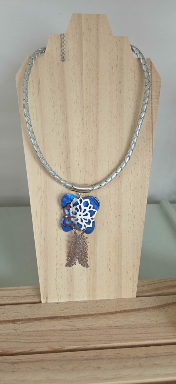 Collier femme en cuir tressé gris, papillon bleu en nacre et plumes argentées