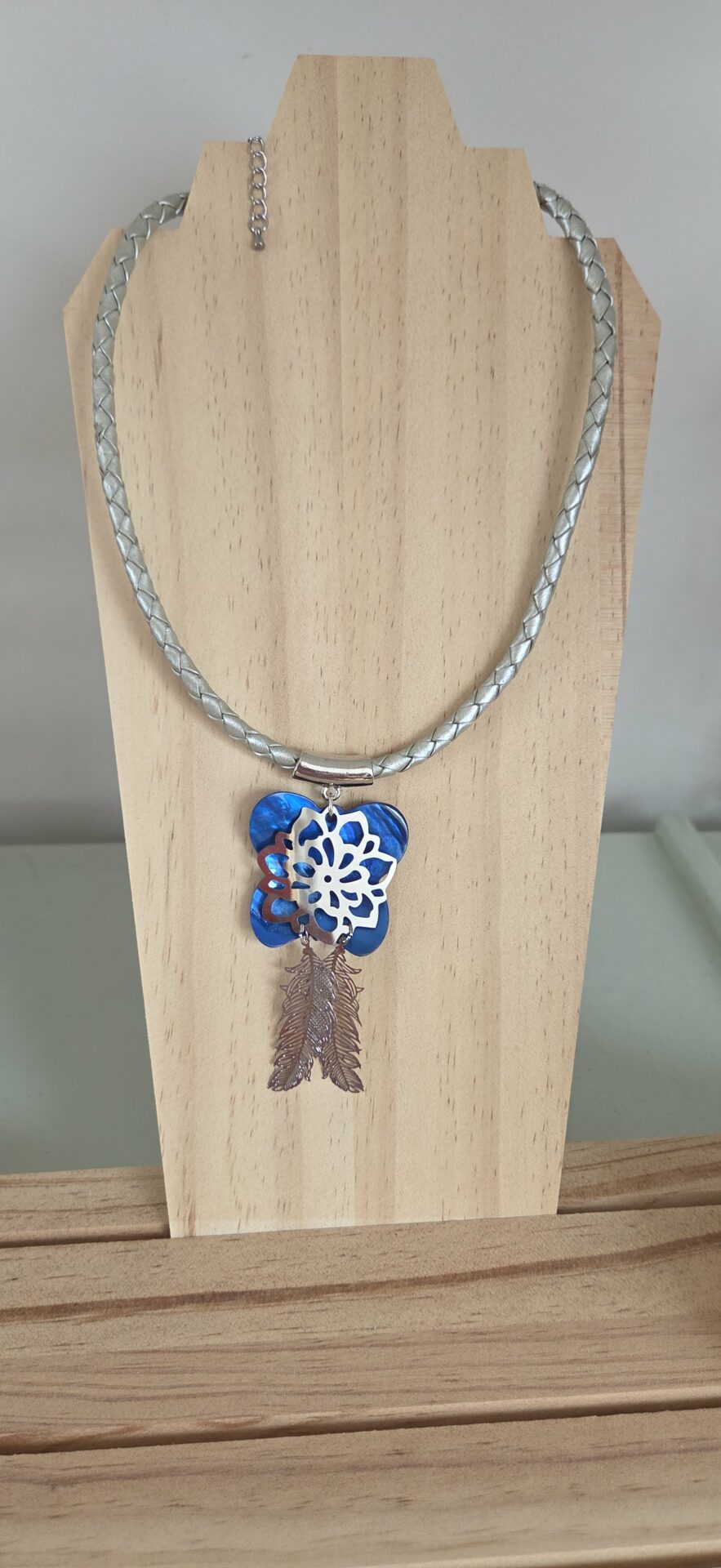 Collier femme en cuir tressé gris, papillon bleu en nacre et plumes argentées