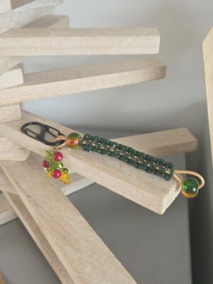 Porte clé en macramé cuir vert et doré