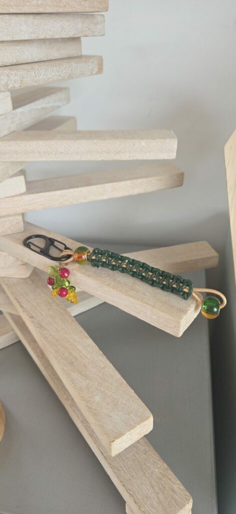 Porte clé en macramé cuir vert et doré