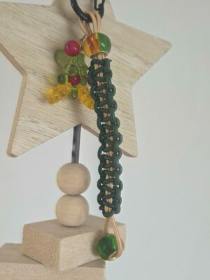 Porte clé en macramé cuir vert et doré