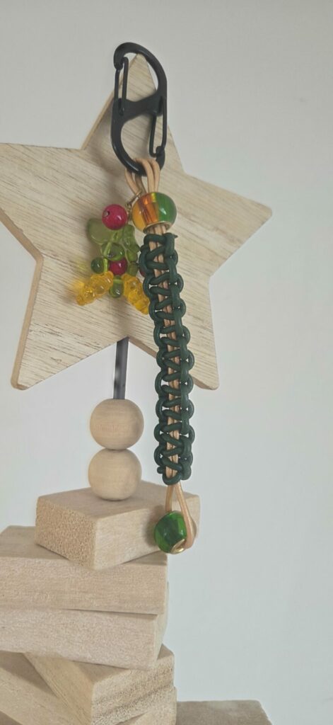 Porte clé en macramé cuir vert et doré
