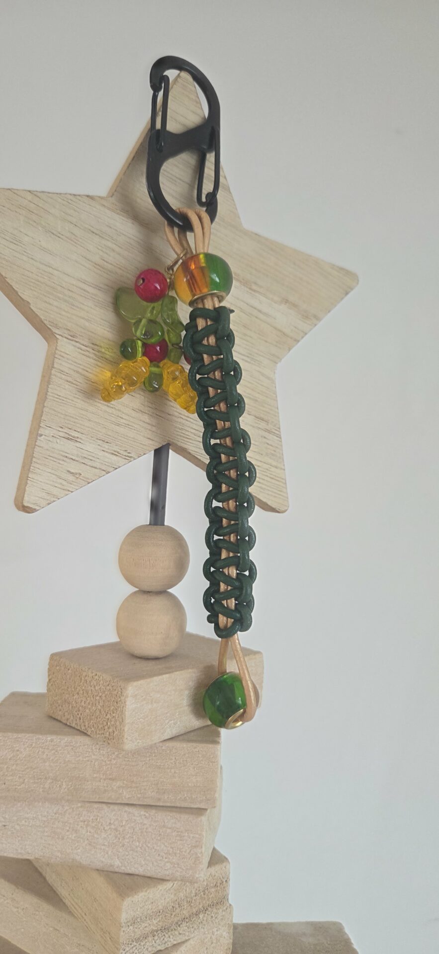 Porte clé en macramé cuir vert et doré