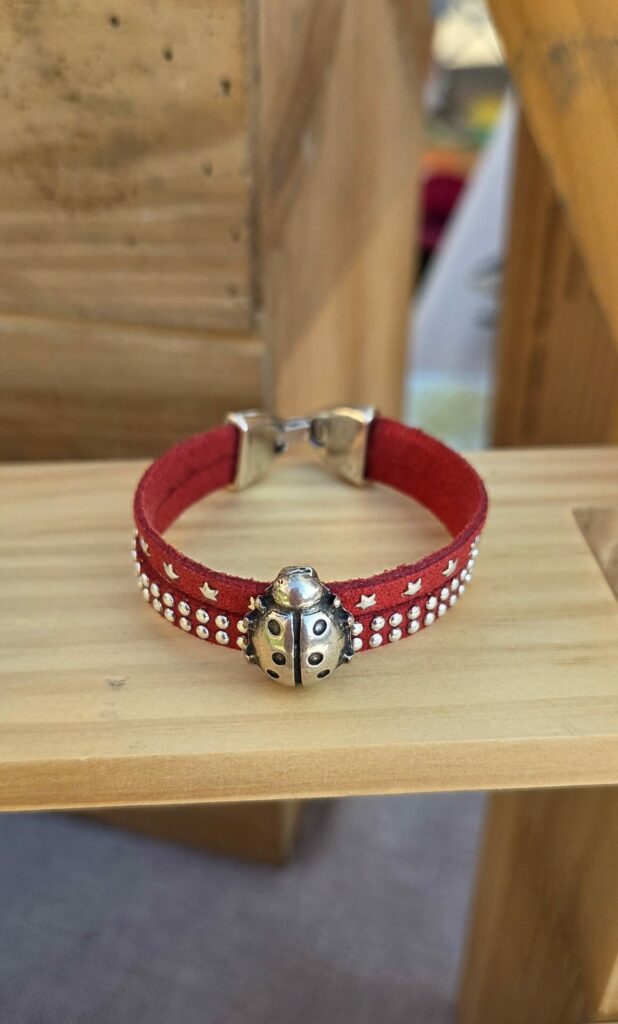Bracelet enfant suédine rouge et coccinelle