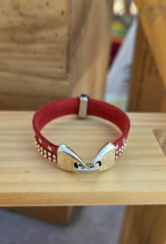 Bracelet enfant suédine rouge et coccinelle