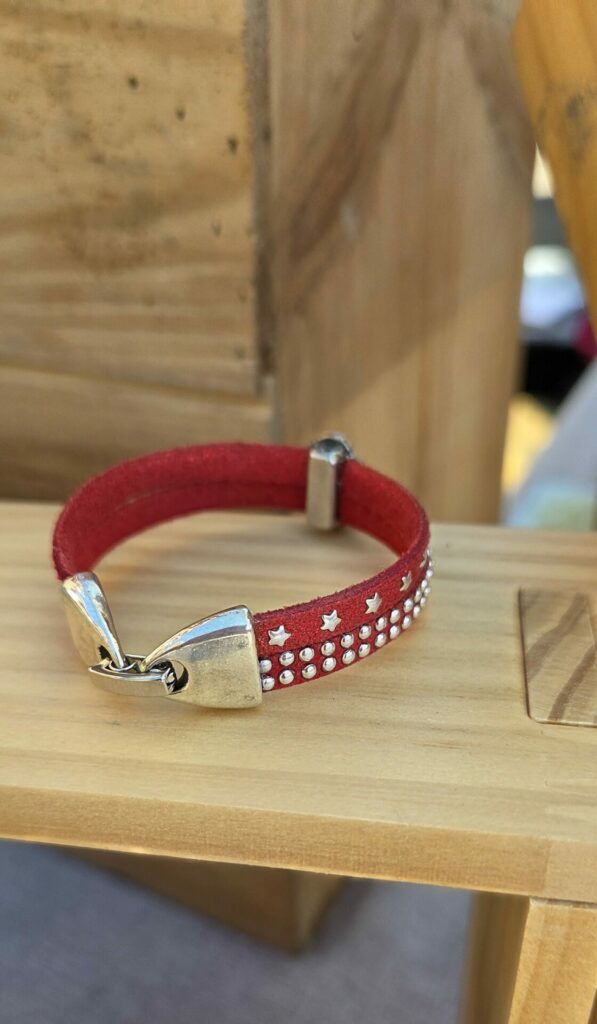 Bracelet enfant suédine rouge et coccinelle