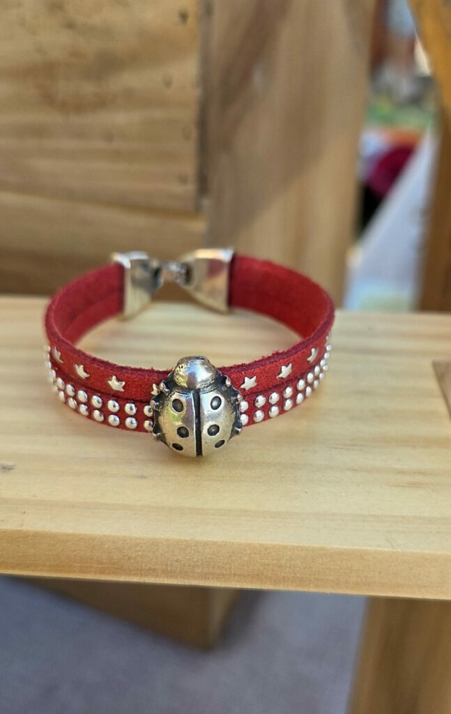 Bracelet enfant suédine rouge et coccinelle