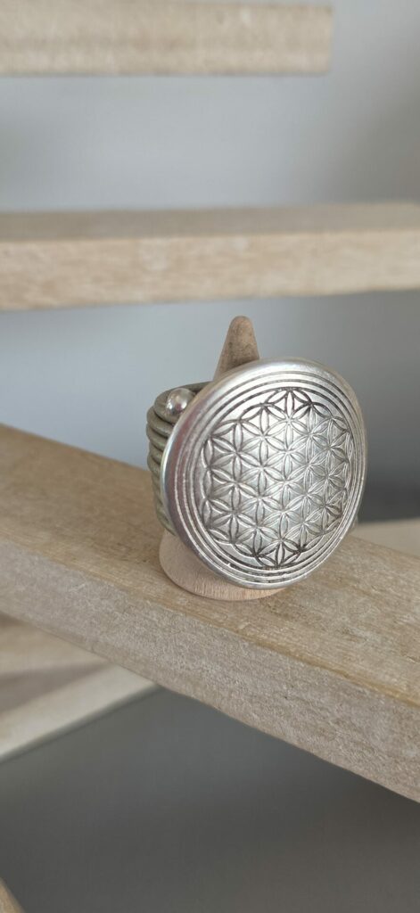 Bague femme cuir rond gris et grosse pastille ronde argentée