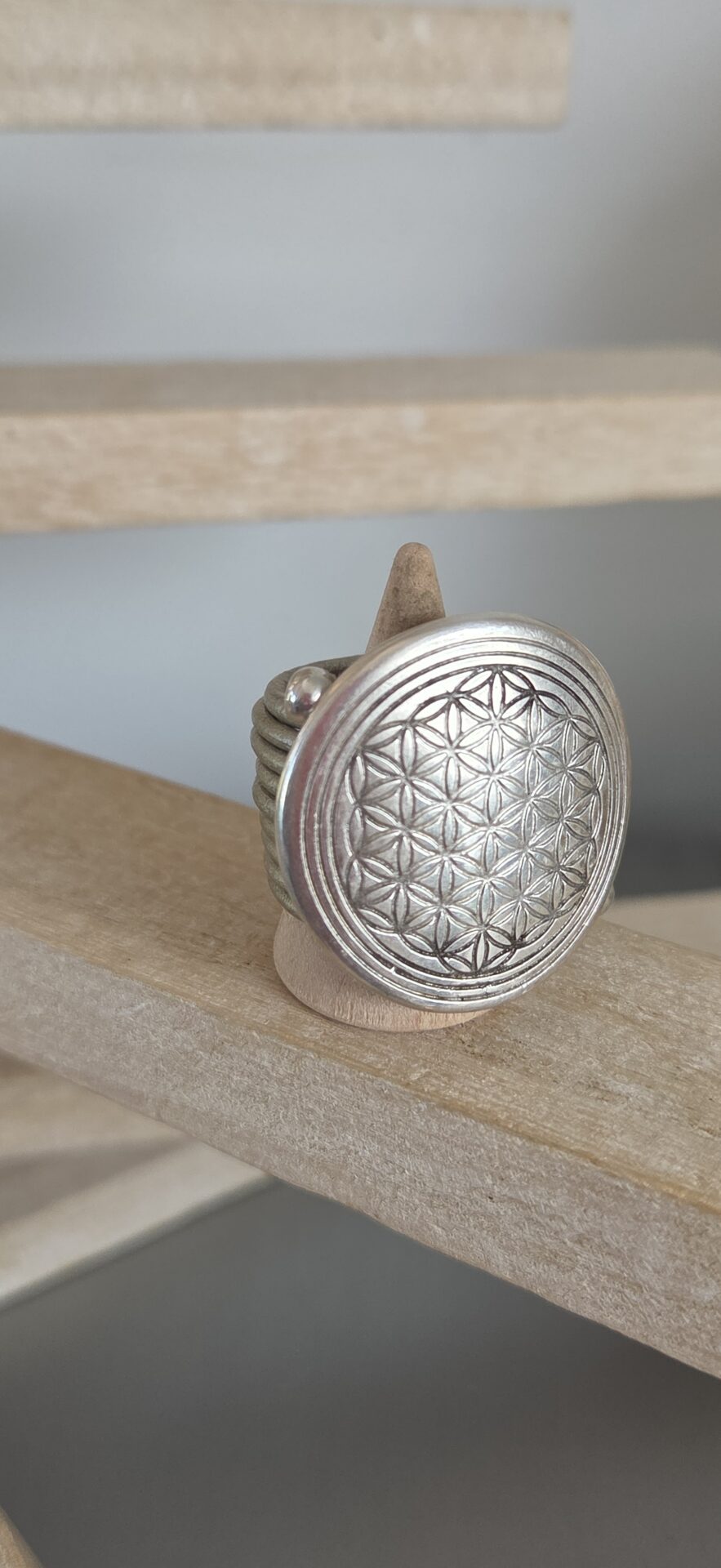 Bague femme cuir rond gris et grosse pastille ronde argentée