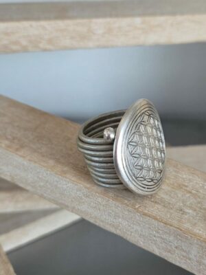 Bague femme cuir rond gris et grosse pastille ronde argentée