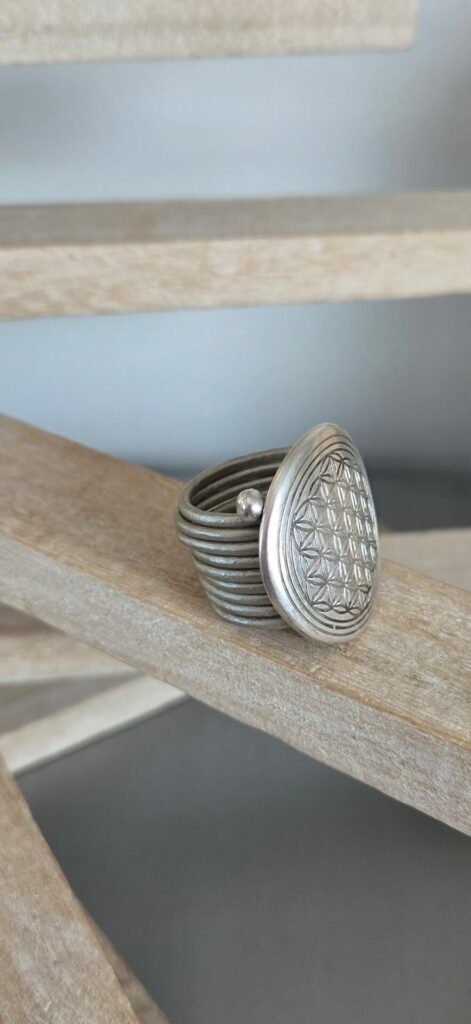 Bague femme cuir rond gris et grosse pastille ronde argentée