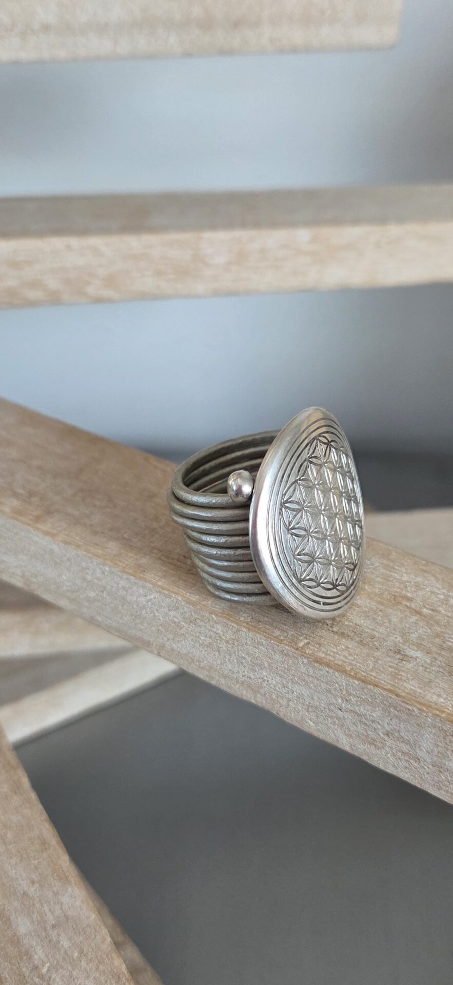 Bague femme cuir rond gris et grosse pastille ronde argentée
