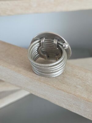Bague femme cuir rond gris et grosse pastille ronde argentée