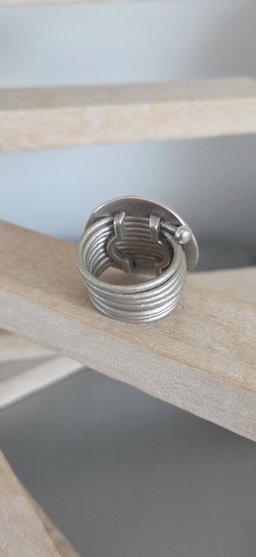 Bague femme cuir rond gris et grosse pastille ronde argentée