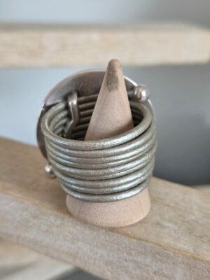 Bague femme cuir rond gris et grosse pastille ronde argentée