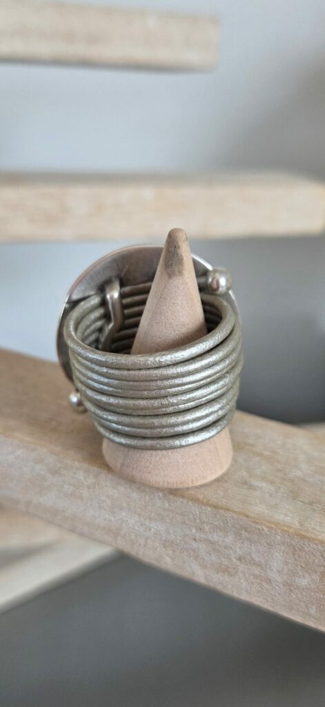Bague femme cuir rond gris et grosse pastille ronde argentée