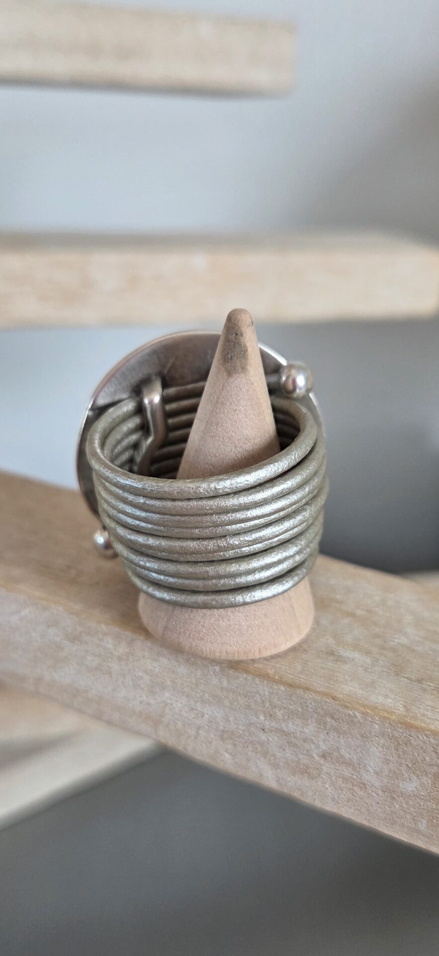 Bague femme cuir rond gris et grosse pastille ronde argentée