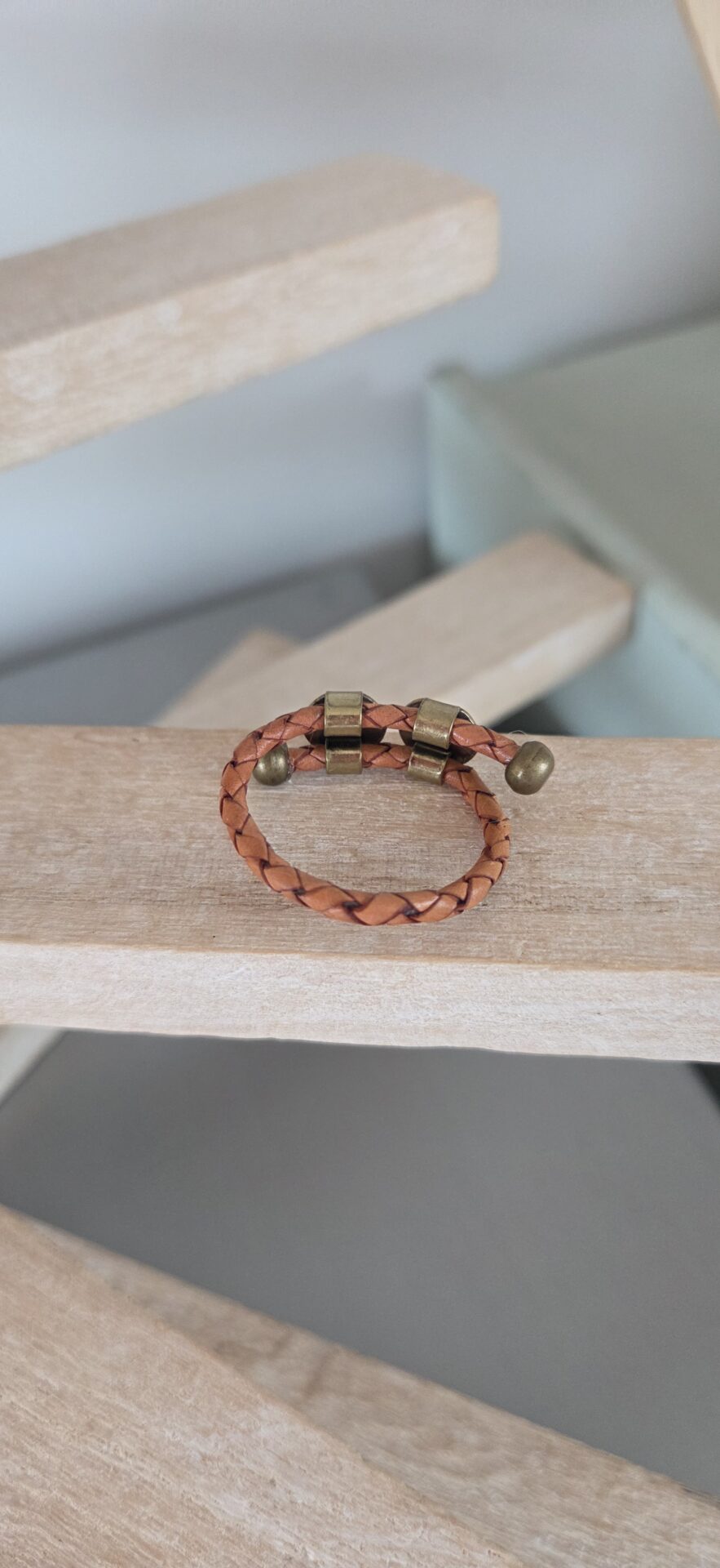 Bague homme cuir rond tressé et passants bronze