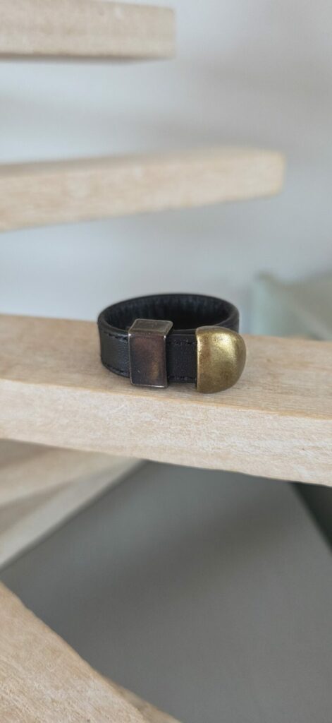 Bague Homme Ajustable — Cuir Noir & Métal Bronze Martelé