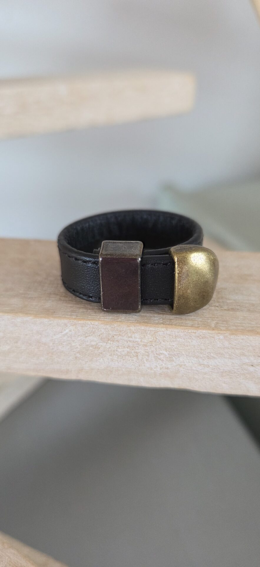 Bague Homme Ajustable — Cuir Noir & Métal Bronze Martelé – Image 1