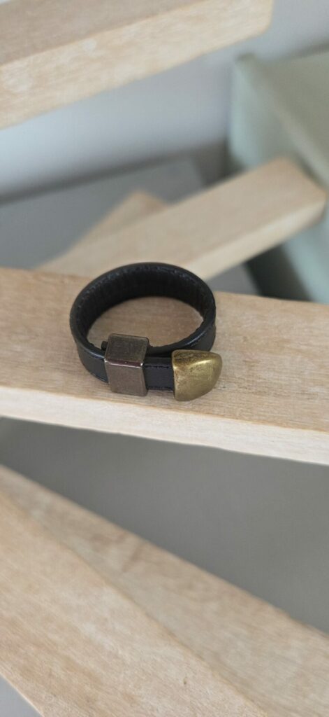 Bague Homme Ajustable — Cuir Noir & Métal Bronze Martelé