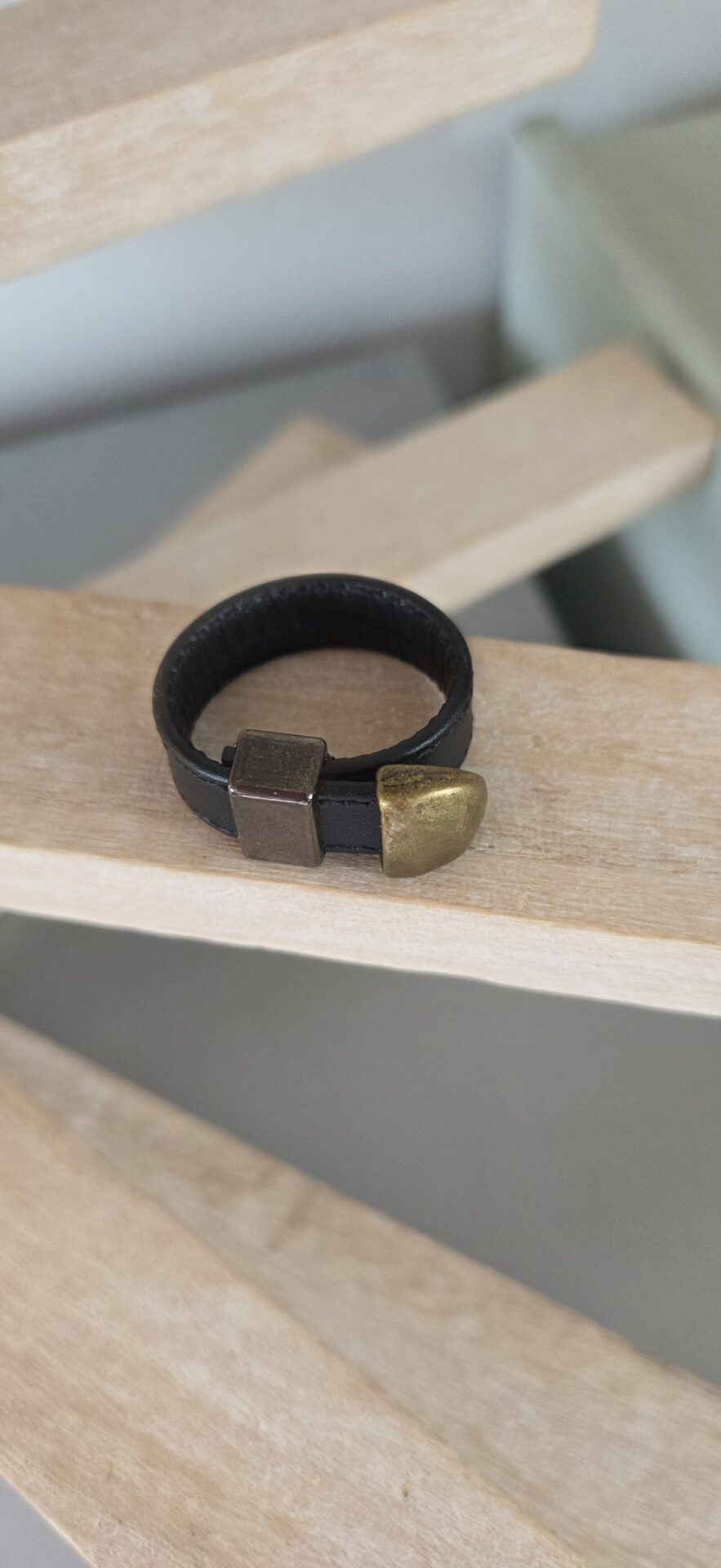 Bague Homme Ajustable — Cuir Noir & Métal Bronze Martelé – Image 3