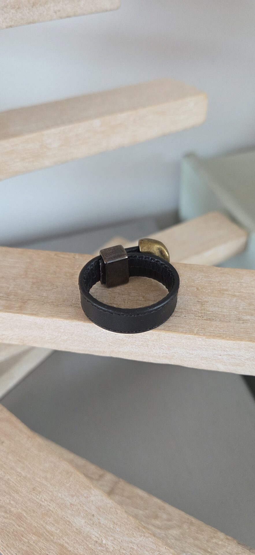 Bague Homme Ajustable — Cuir Noir & Métal Bronze Martelé – Image 4