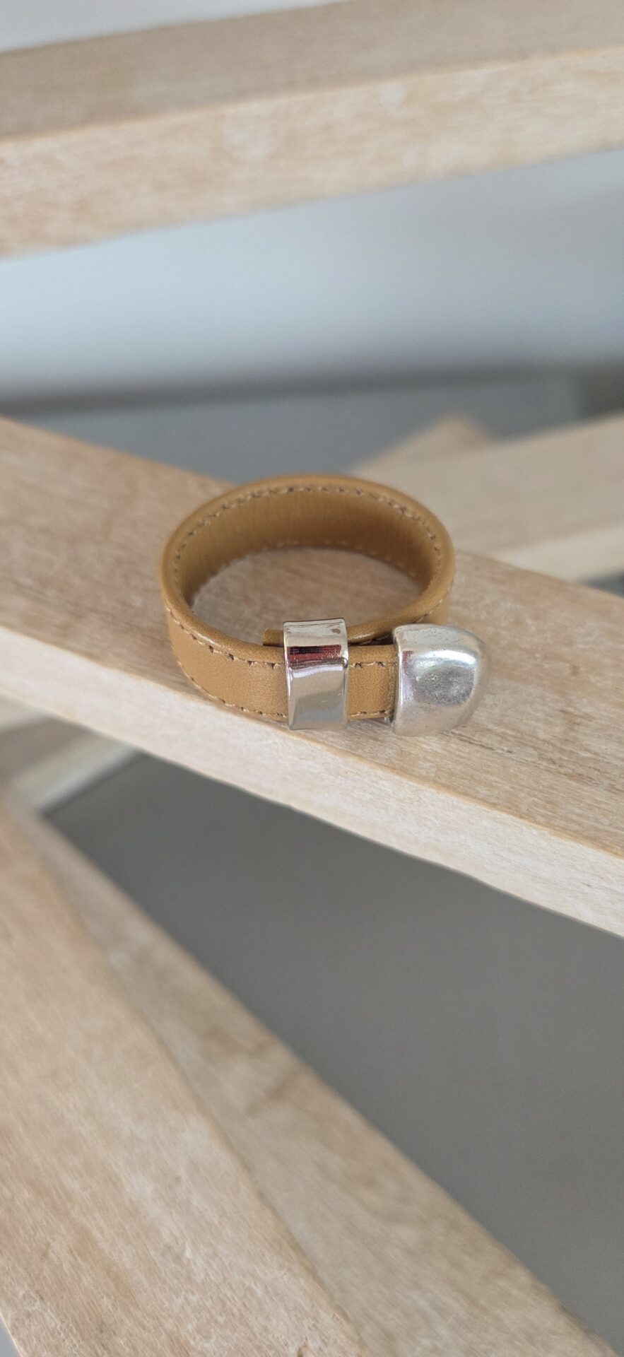 Bague Homme Ajustable — Cuir Camel & Apprêts Argentés – Image 2