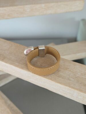 Bague Homme Ajustable — Cuir Camel & Apprêts Argentés – Image 3