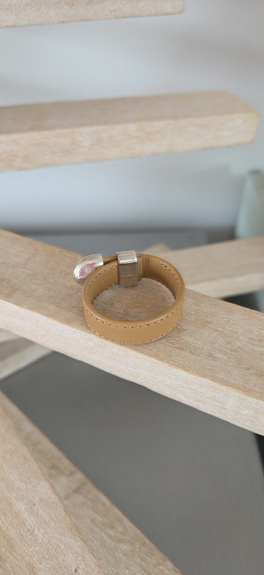 Bague Homme Ajustable — Cuir Camel & Apprêts Argentés – Image 3