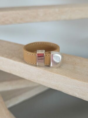 Bague Homme Ajustable — Cuir Camel & Apprêts Argentés – Image 1