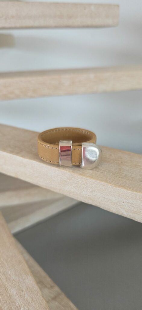 Bague Homme Ajustable — Cuir Camel & Apprêts Argentés
