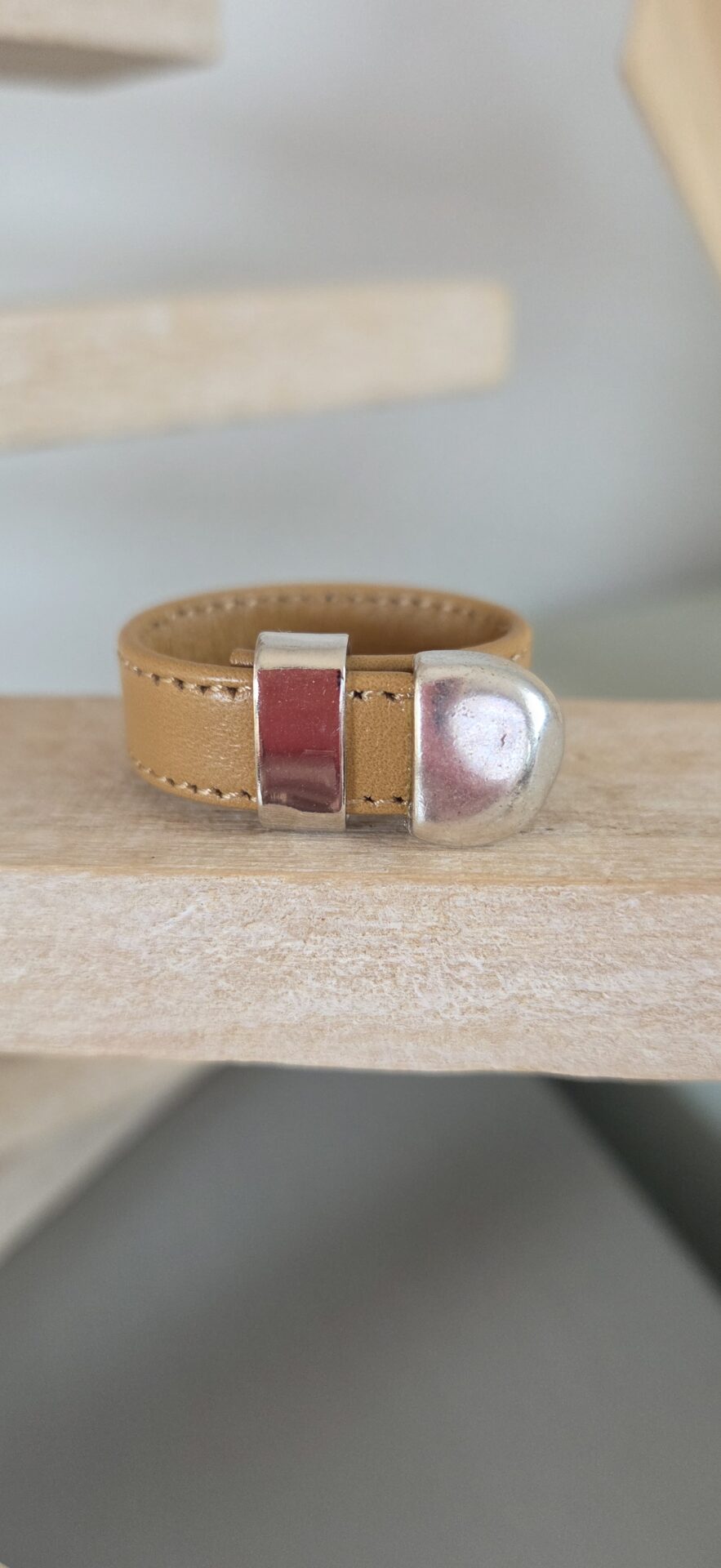 Bague Homme Ajustable — Cuir Camel & Apprêts Argentés – Image 4