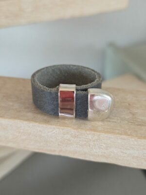 Bague Homme Ajustable en cuir plat gris anthracite et apprêts argentés – Image 1