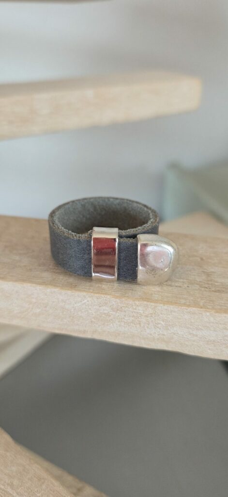 Bague Homme Ajustable en cuir plat gris anthracite et apprêts argentés