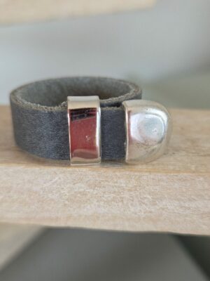 Bague Homme Ajustable en cuir plat gris anthracite et apprêts argentés – Image 4
