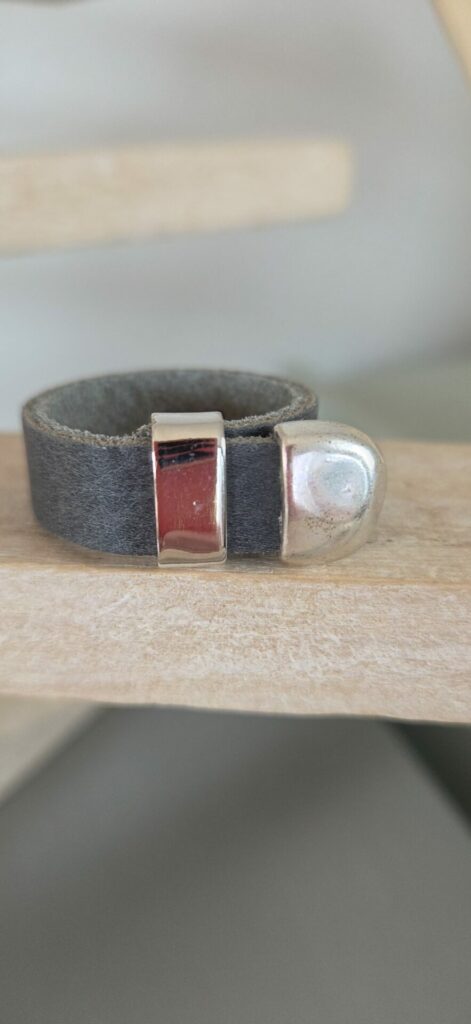 Bague Homme Ajustable en cuir plat gris anthracite et apprêts argentés