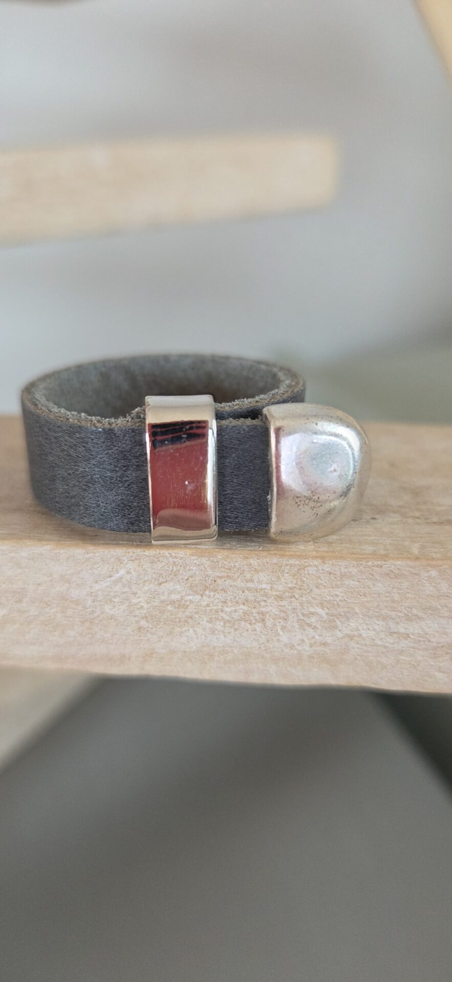 Bague Homme Ajustable en cuir plat gris anthracite et apprêts argentés – Image 4